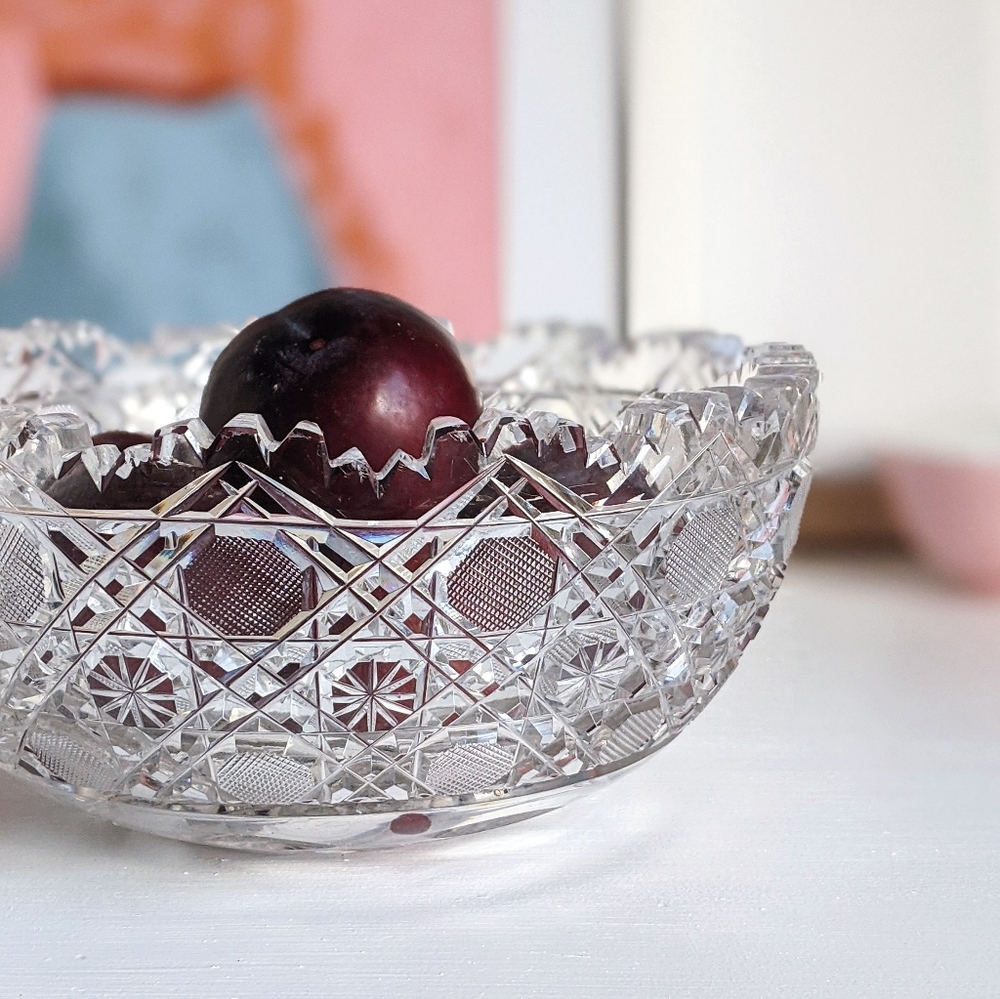 vintage sawtooth cut crystal glass bowl with scalloped edge